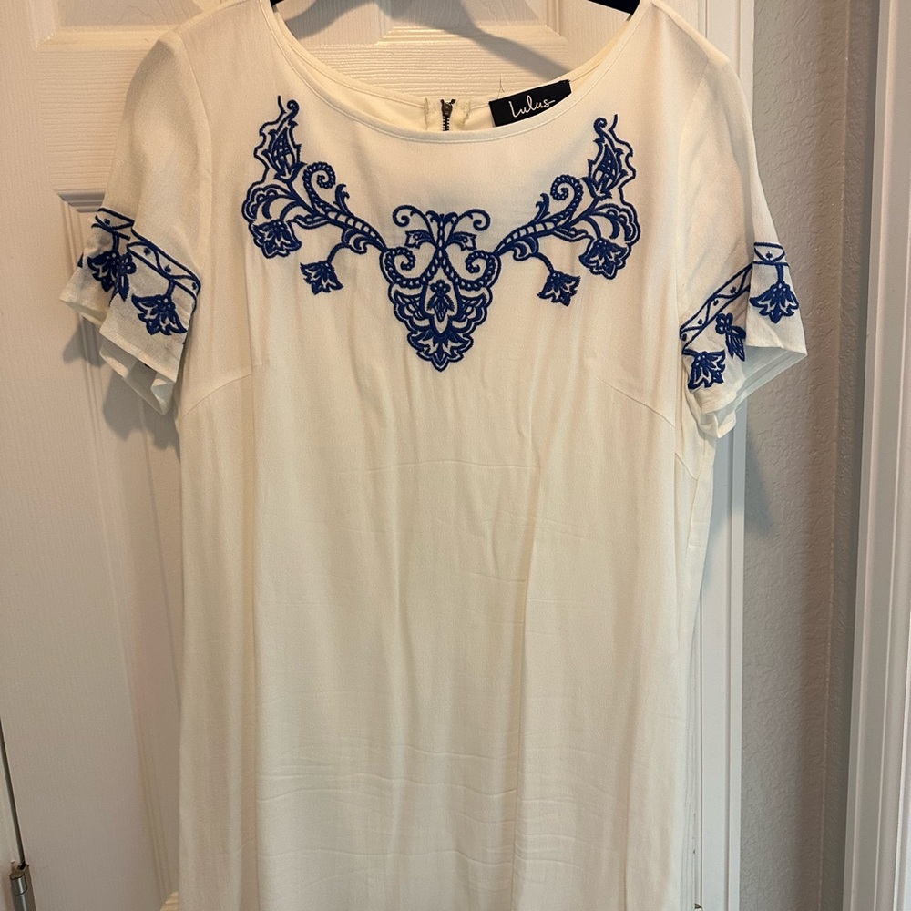 Large lulus white dress with blue design